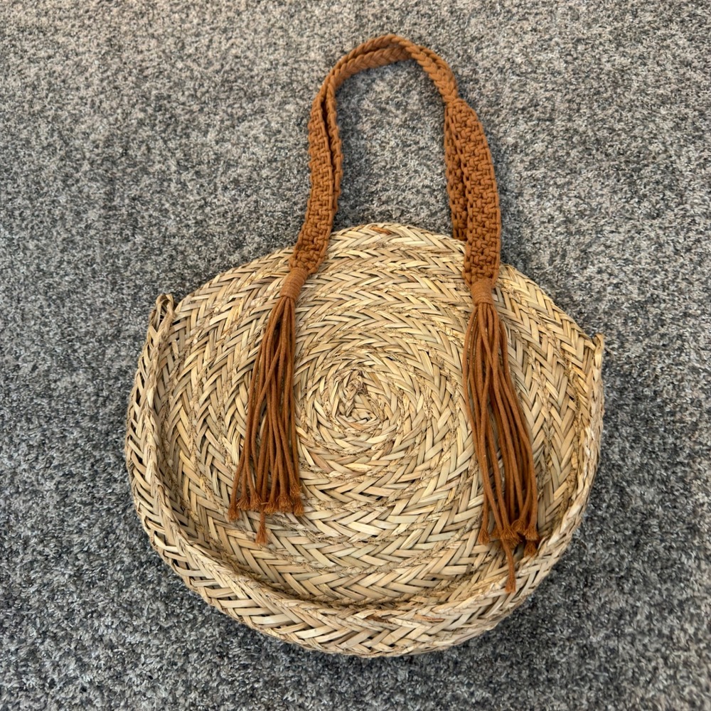 Universal Thread Women Round Straw Tote Bag Brown Macrame Tassel Strap Tan Woven